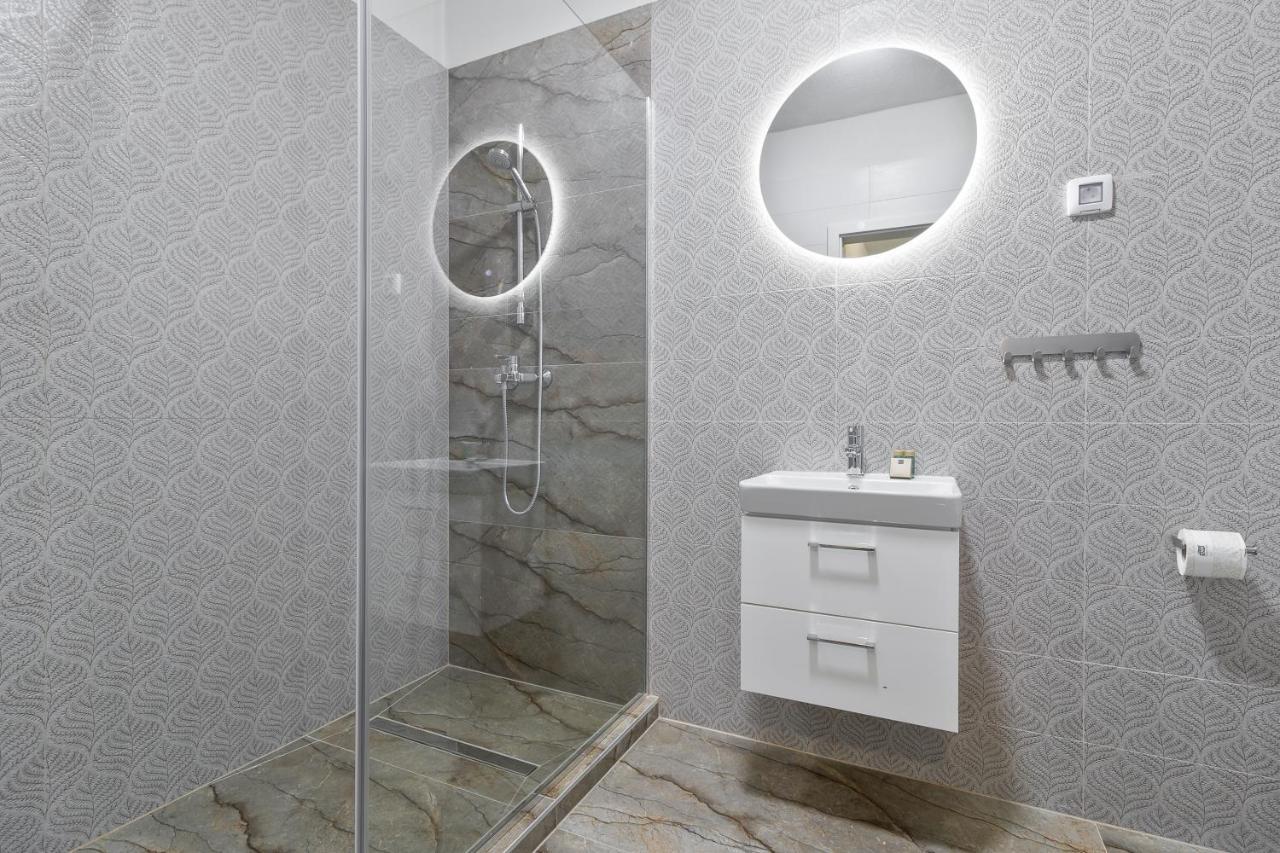 Grand Hill Flats Appartement Oradea Buitenkant foto